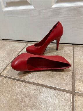 Red pumps